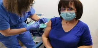 Da oggi anche in Sicilia prende il via la somministrazione della quarta dose (second booster o secondo richiamo) di vaccino anti-Covid alle persone dai 60 anni in su e a quelle con elevata fragilità dai 12 anni in su, purché siano trascorsi almeno 120 giorni dalla ricezione del booster (terza dose o primo richiamo) o dall’ultima infezione successiva al richiamo (in questo caso fa data il test che ha accertato la positività)